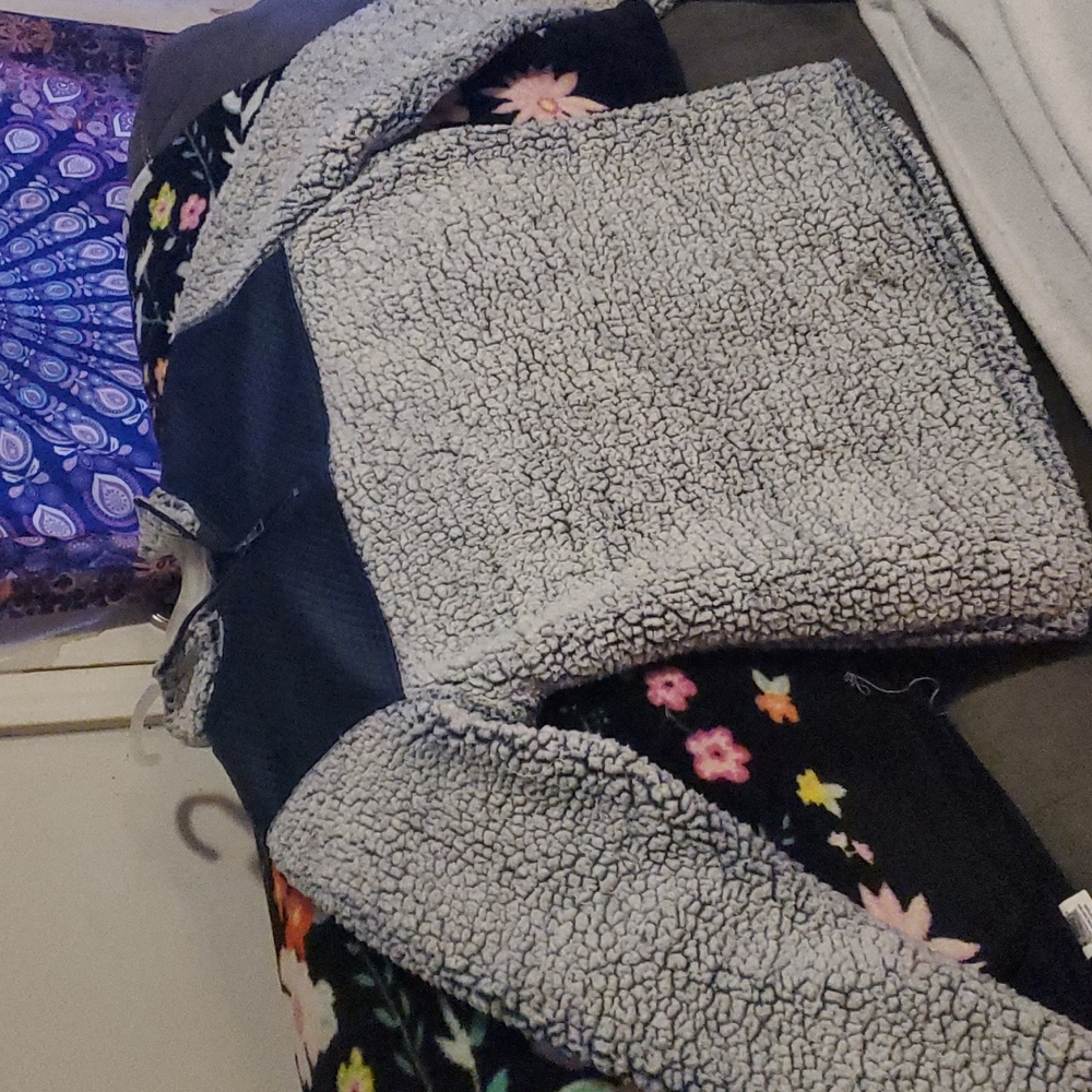 Pullover size medium 8-10 unisex only worn a few times